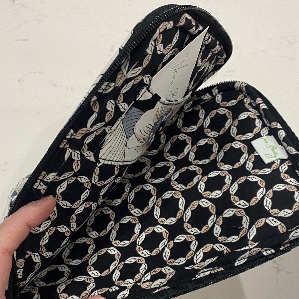 NWOT Vera Bradley E-reader or tablet sleeve. Camellia